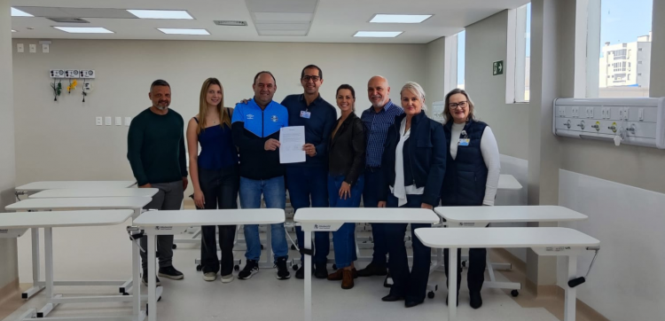 Clube do Comércio doa mesas de refeição para o Hospital Santa Terezinha