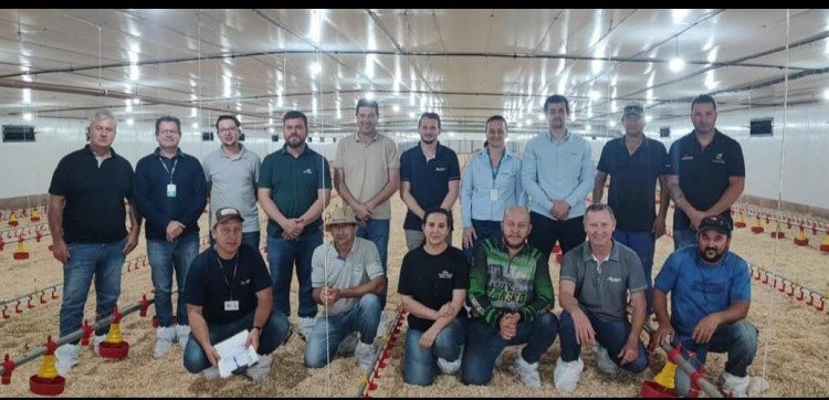 Entrega técnica de dois aviários é realizada em Barra do Rio Azul