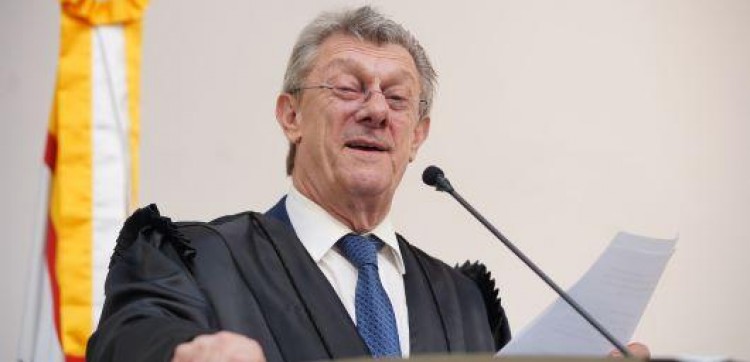 Conselheiro Iradir Pietroski é empossado presidente do TCE-RS.