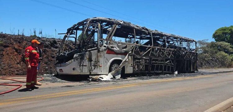 Ônibus é destruído por incêndio entre Ronda Alta e Pontão