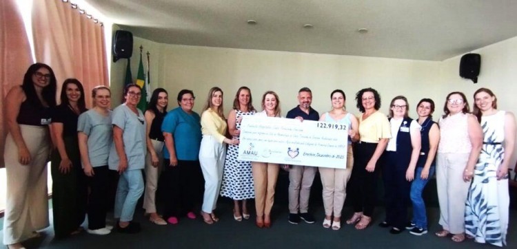 Primeiras-damas da AMAU repassam recursos para o Santa Terezinha