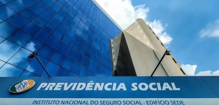 Lula sanciona lei que proíbe descontos em aposentadorias e pensões