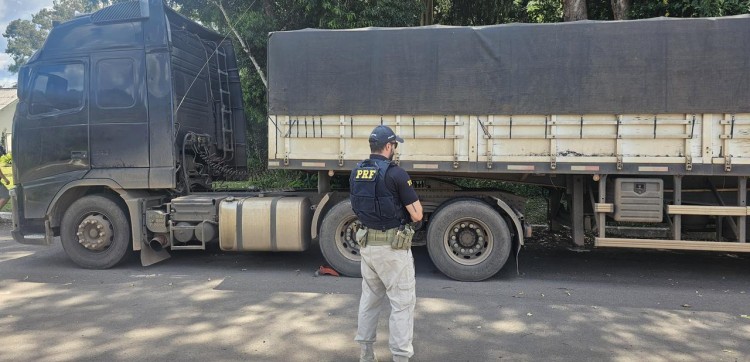 PRF flagra bitrem com freios inoperantes e excesso de peso na BR-153