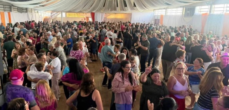Baile da melhor idade reúne cerca de mil pessoas em Itatiba do Sul