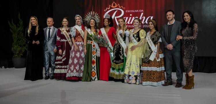 Paloma Carvalho de Lima é eleita Rainha da Frinape 2026