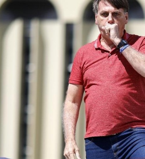 Bolsonaro sobe discurso em ato contra Congresso.