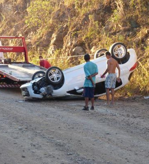 Carro capota na RS 137 entre Itatiba do Sul e Barão de Cotegipe.