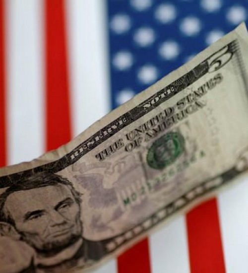 Dólar bate R$ 5,71 e renova recorde histórico com demissão de Moro.