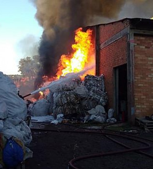 Incêndio atinge depósito de material reciclável em concórdia.