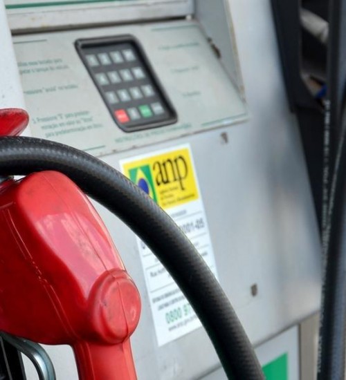 Petrobras reduz preço da gasolina em 8% a partir desta quarta-feira (15).