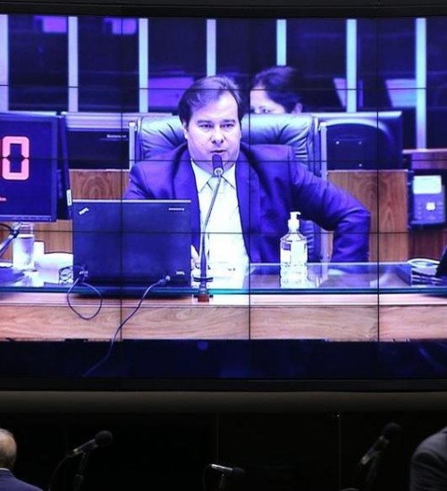Plenário da Câmara aprova ajuda a estados e municípios.