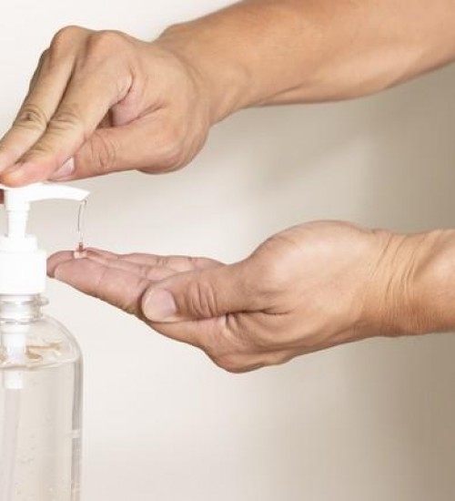 Álcool em gel pode ser perigoso para crianças. Saiba quais os cuidados.