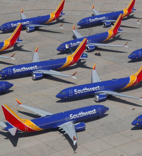 Avião atinge e mata pessoa em pista de pouso em aeroporto nos EUA.