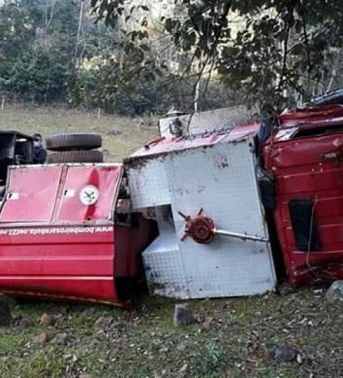 Caminhão dos Bombeiros desce ribanceira fica destruído em Arabutã (SC).