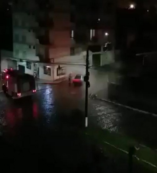 Carro pega fogo durante a madrugada em Carazinho.