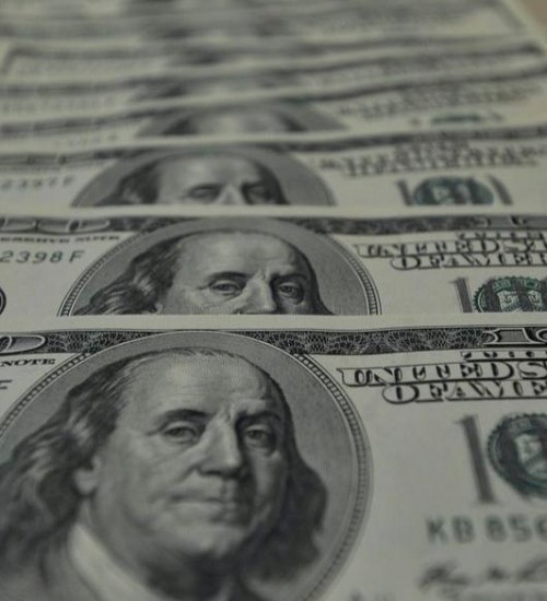 Dólar sobe 4,69% em abril, bolsa tem alta de 10,25% no mês.