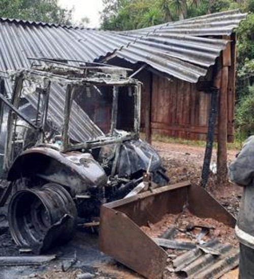 Incêndio destrói trator e caminhão em Maximiliano de Almeida.