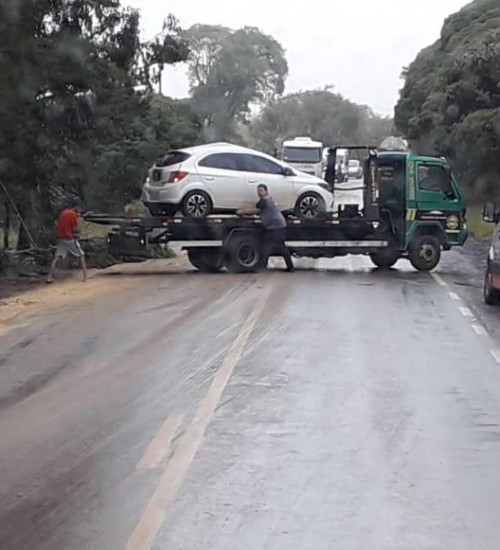 Produto na pista causa 2 acidentes na RSC 480 em Erval Grande.