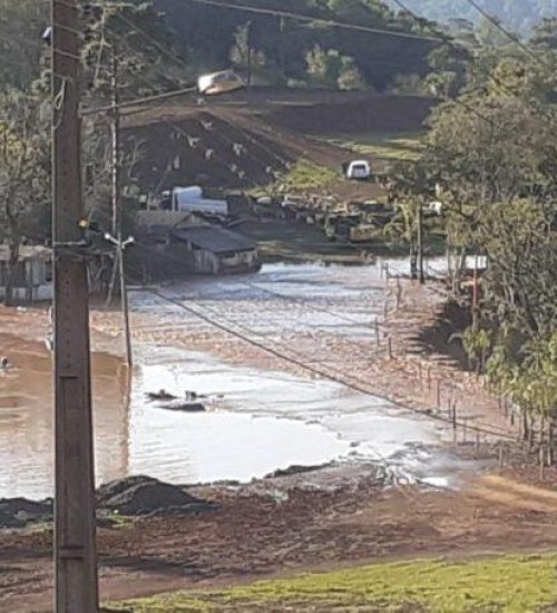 Açude rompe em Joaçaba (SC).