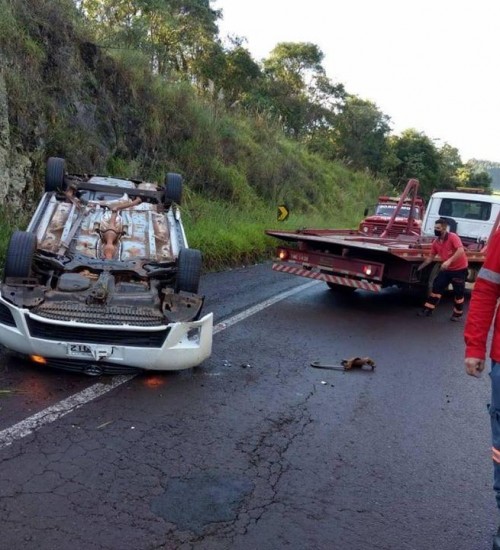 Carro capota na ERS-480 próximo ao trevo de acesso a Itatiba do Sul.