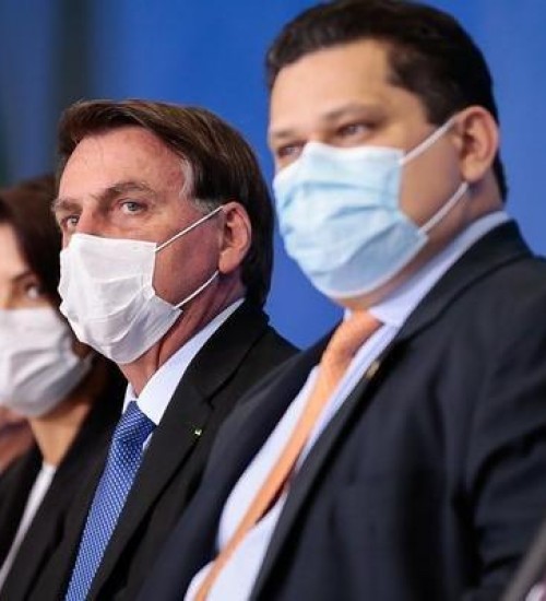 Bolsonaro sanciona lei que torna uso de máscara obrigatório no Brasil.