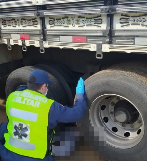 Mecânico morre esmagado por rodado de caminhão em SC.