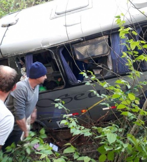 Micro-ônibus de Seara (SC) despenca de barranco e deixa feridos.