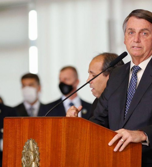 Bolsonaro fala em estender auxílio emergencial até o final do ano.