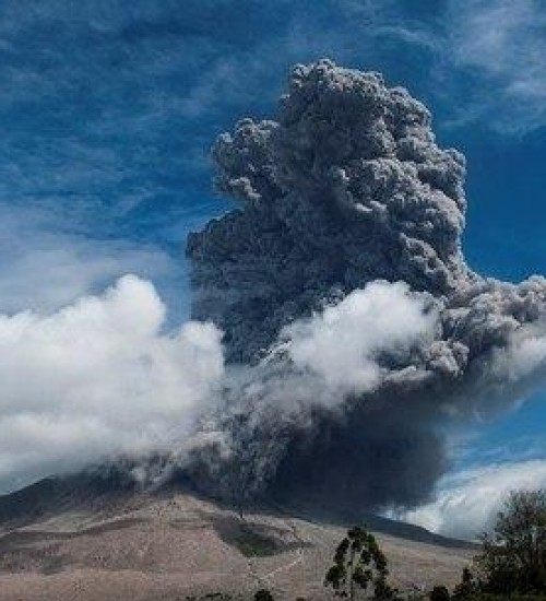 Vulcão na Indonésia entra em erupção pela 2ª vez em 3 dias.