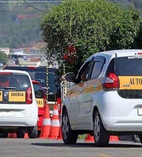 Deputado propõe fim das aulas em autoescola para tirar CNH.