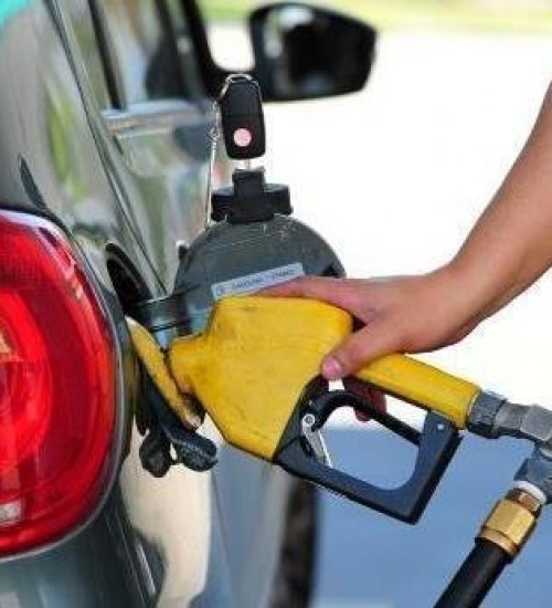 Petrobras anuncia reajuste no preço da gasolina em 4%.