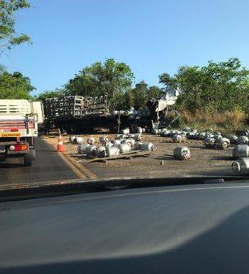 Grave acidente entre caminhões deixa um morto na serra do Goio-Ên.