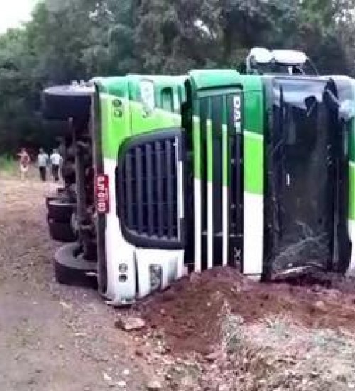 Duas pessoas ficam feridas após carreta tombar na SC-283 em Seara-SC.