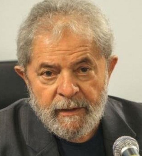 Fachin anula condenações de Lula e torna ex-presidente elegível.
