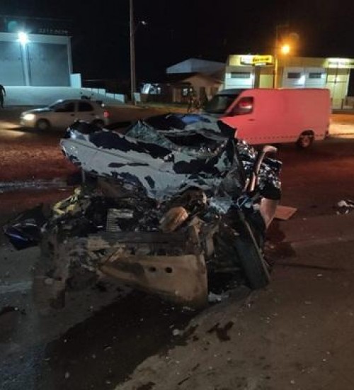 Colisão entre carro e carreta deixa um morto em Passo Fundo.