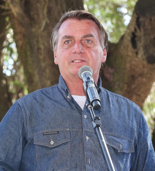 Internado, Bolsonaro evolui bem e passará por novos exames.