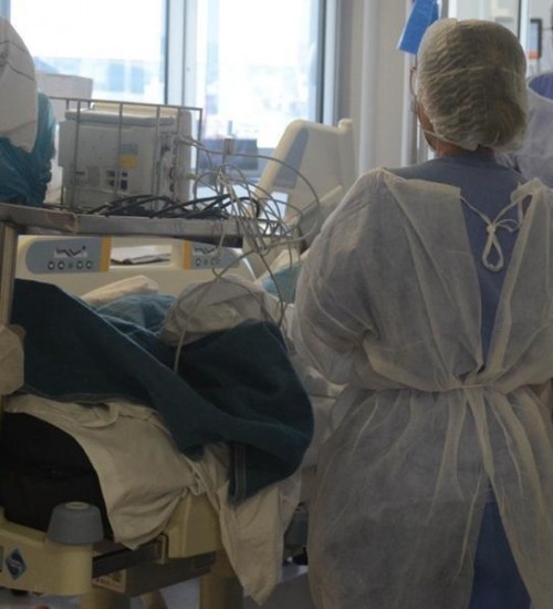 Ômicron faz média de mortes por Covid-19 subir 566% no Brasil.