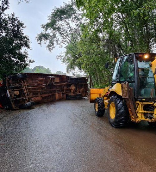 Caminhão fica sem freios e quase causa estragos em Aratiba.