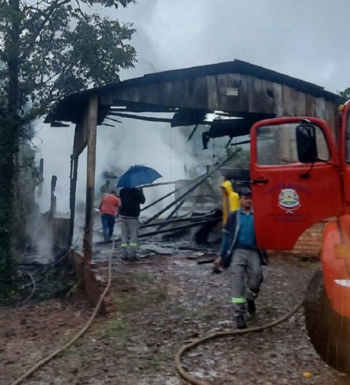 Incêndio consome galpão no interior de Aratiba.