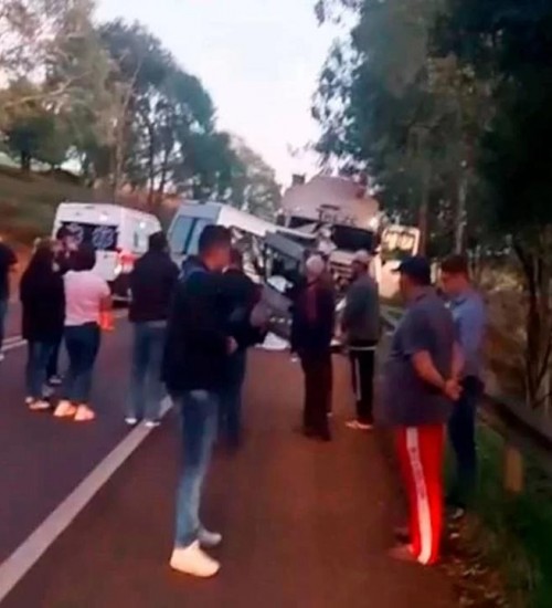 Acidente com van e caminhão deixa sete pessoas mortas em Sarandi.