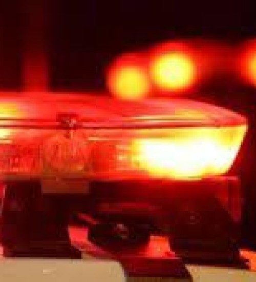 Mãe deixa filhos pequenos trancados em casa para ir à festa.