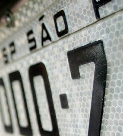 Placas de veículos voltarão a informar cidade e estado.