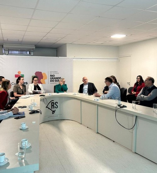 Delegação da AMAU mantém audiência na Secretaria Estadual de Saúde.