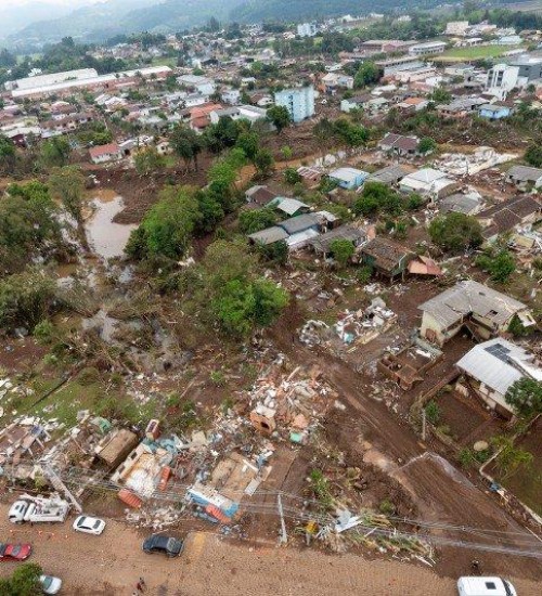 Governo federal anuncia auxílio de R$ 741 milhões para cidades gaúchas atingidas pelo ciclone.