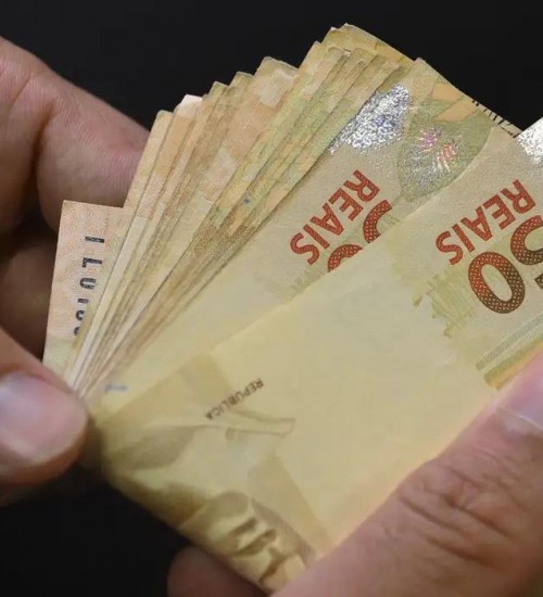 Salário mínimo de R$ 1.412 entrou em vigor nesta segunda-feira (01).