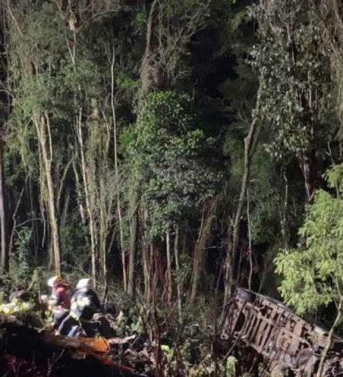 Acidente de trânsito envolve Van da Banda Nave Som em Alto Bela Vista