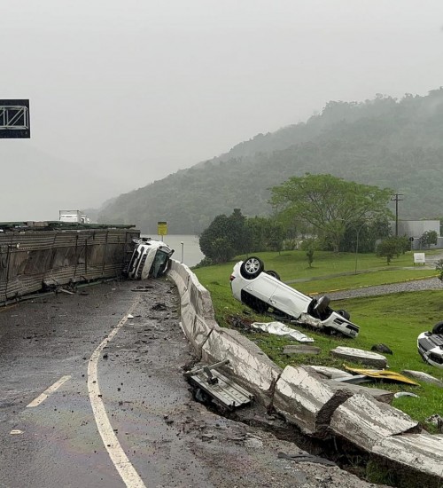 Acidente envolvendo carreta bloqueia temporariamente ponte no Goio-ÊN