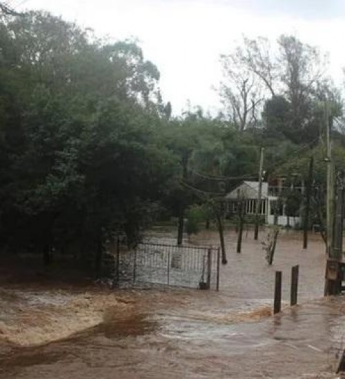 Chuvas deixam centenas de desabrigados e ao menos uma morte no RS