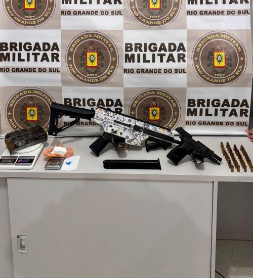 Polícia apreende metralhadora, pistola e drogas em Erechim