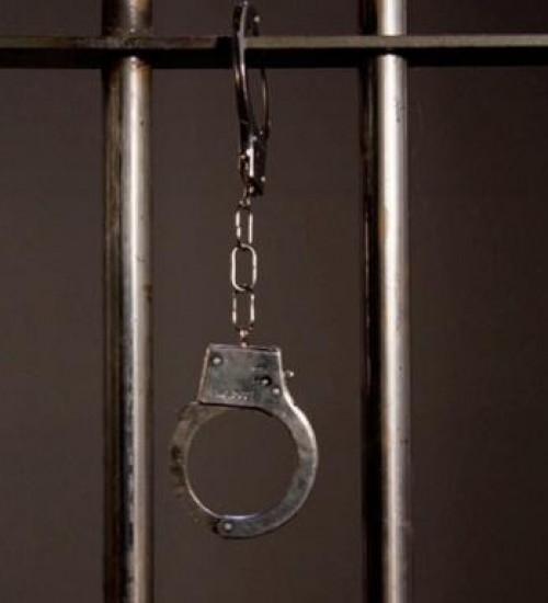 Aluno é preso após ir para aula armado com uma pistola em Sertão